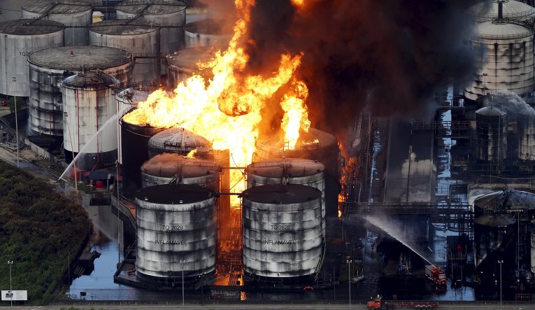 Пожар на нефтехранилище в Бразилии