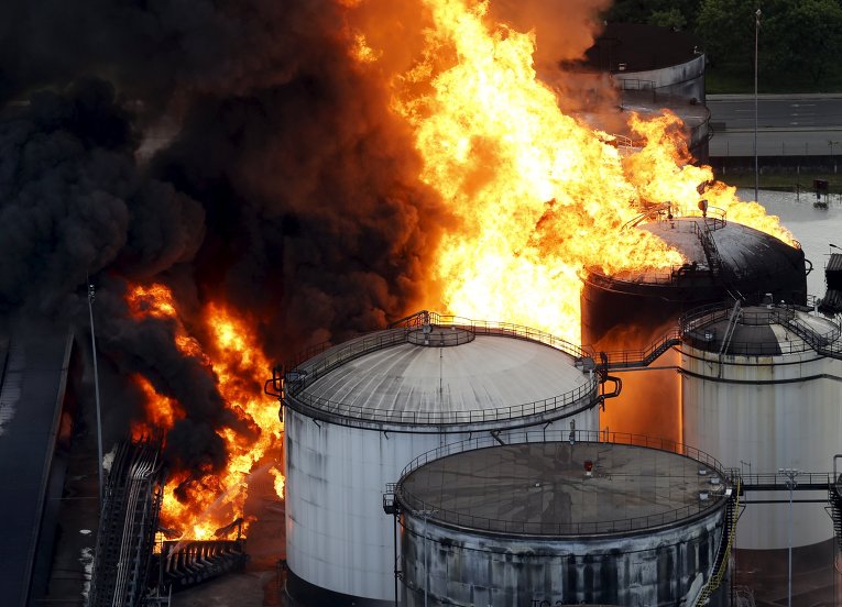 Пожар на нефтехранилище в Бразилии