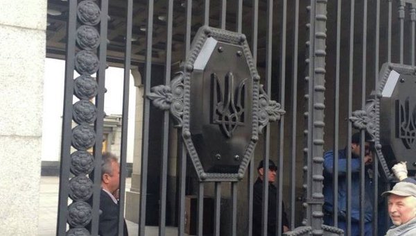 Герб на воротах у здания Рады