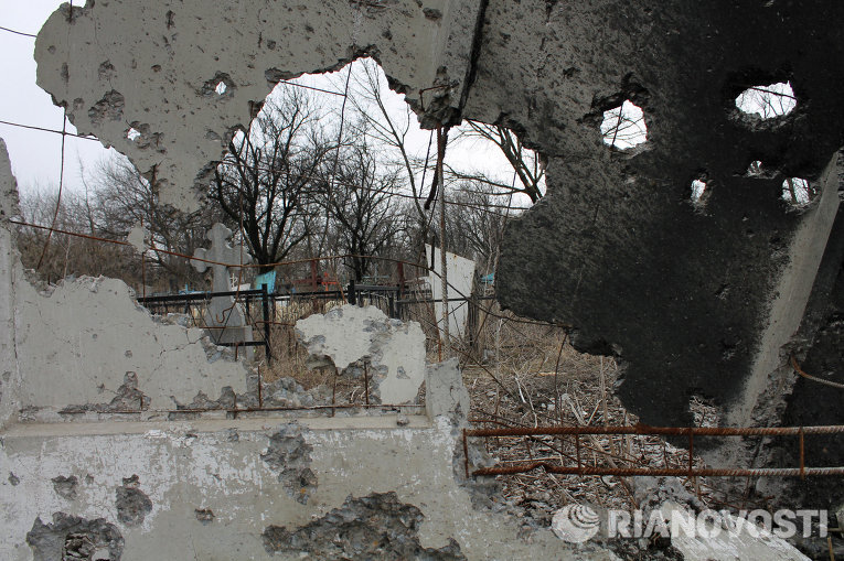 Кладбище, пострадавшее от обстрелов во время боевых действий в аэропорту Донецка (14 марта 2015 года)