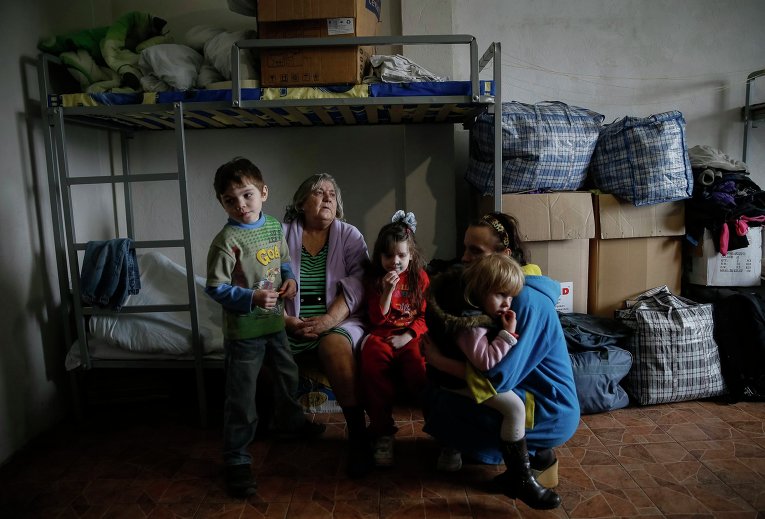 Женщины и дети, покинувшие свои дома из-за боевых действий в Донбассе, в одном из волонтерских центров в Славянске (12 марта 2015 года)