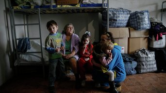 Женщины и дети, покинувшие свои дома из-за боевых действий в Донбассе, в одном из волонтерских центров в Славянске. Архивное фото