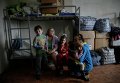 Женщины и дети, покинувшие свои дома из-за боевых действий в Донбассе, в одном из волонтерских центров в Славянске. Архивное фото
