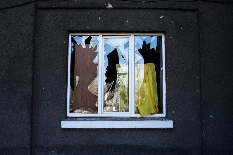 Разбитое окно дома, поврежденного в результате боевых действий в Углегорске (25 февраля 2015 года)