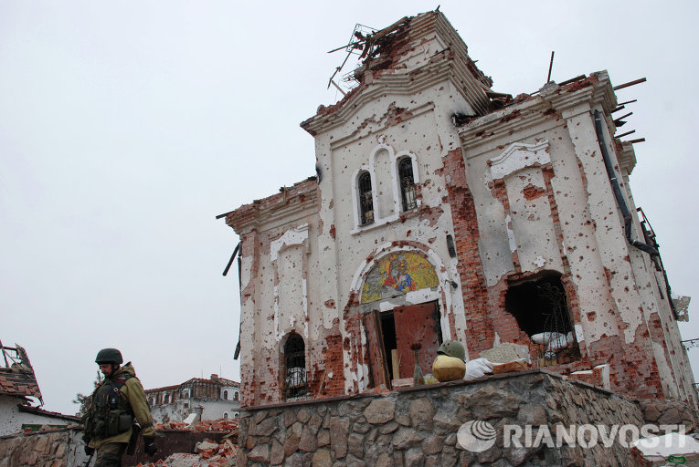 Ополченец Донецкой народной республики у разрушенного в результате обстрела Иверского женского монастыря в Донецке (12 марта 2015 года)