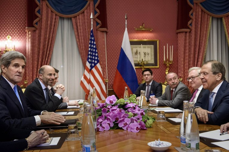 Госсекретарь США Джон Керри  и глава МИД РФ Сергей Лавров после переговоров шестерки и Ирана в Лозанне
