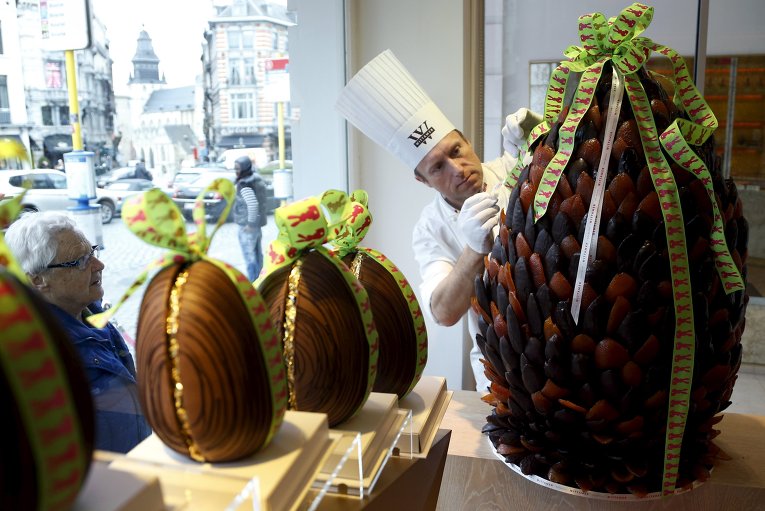 Британский кондитер Майкл Льюис-Андерсон изготовил 60 киллограмовое шоколадное яйцо
