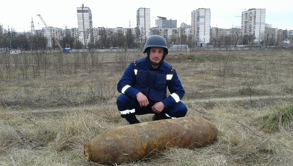 В Киев спасатели ГСЧС обнаружили авиационную бомбу
