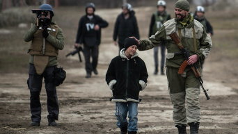 Украинский военнослужащий и школьник в селе Чермалык, 26 февраля 2015 г