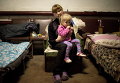 Татьяна Белаш и ее 3-летняя дочь Злата в бомбоубежище в городе Попасная, 28 февраля 2015 г