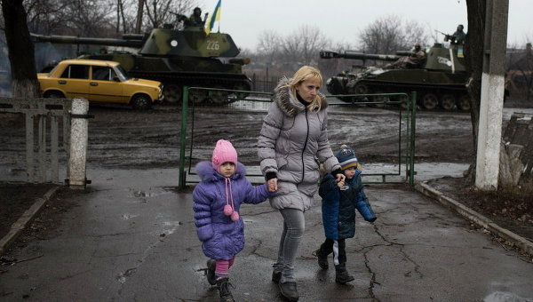 В Донецке местная жительница ведет детей в детский сад. Архивное фото