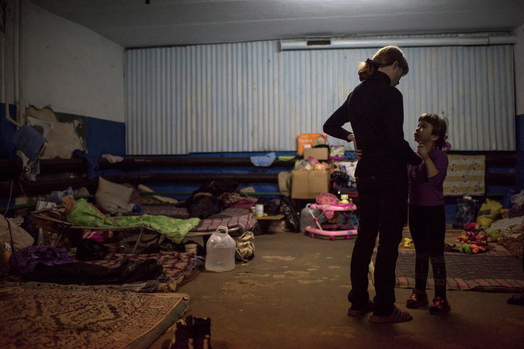 Женщина и девочка в бомбоубежище в Попасной, 28 февраля 2015 г