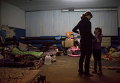 Женщина и девочка в бомбоубежище в Попасной, 28 февраля 2015 г