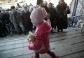 Маленькая девочка на фоне жителей Дебальцево, которые ждут доставку гуманитарной помощи, 23 Февраля 2015 г.