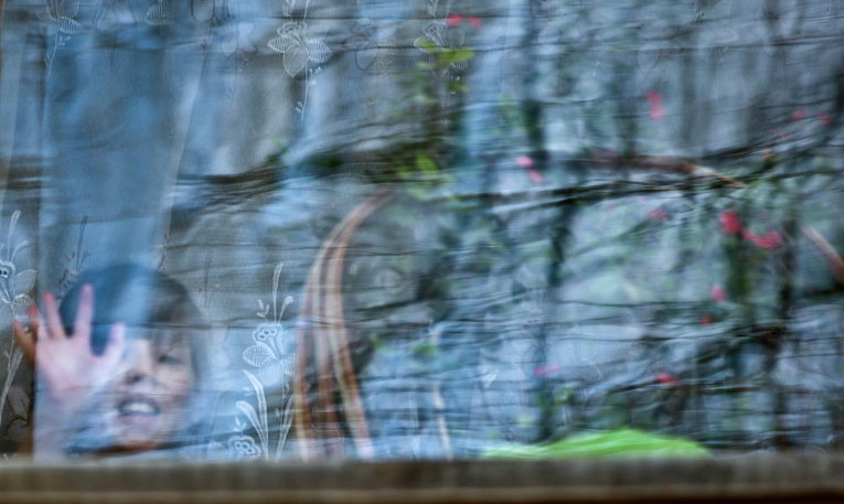 Девочка выглядывает из окна детского дома в Харцызске, 7 Марта 2015 г