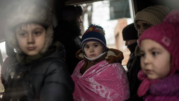 Дети в автобусе во время эвакуации из Дебальцево. Архивное фото
