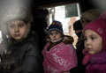 Дети в автобусе возле Артемовска во время эвакуации из Дебальцево, 5 февраля 2015 г