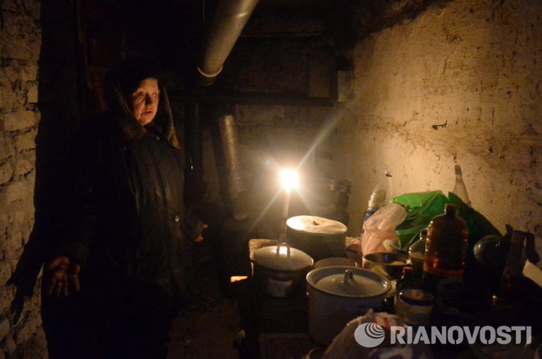 Жительница Дебальцево готовит еду в подвале жилого дома