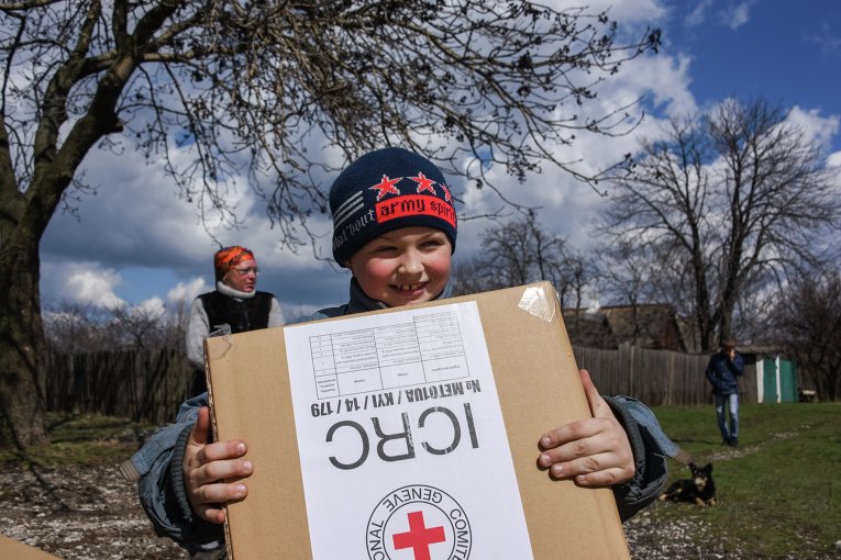 Ребенок в районе Углегорска после получения помощи от Красного Креста