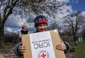 Ребенок в районе Углегорска после получения помощи от Красного Креста