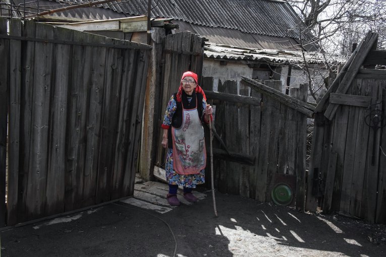 Пожилая женщина в районе Углегорска