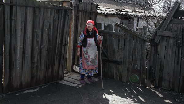 Пожилая женщина в районе Углегорска