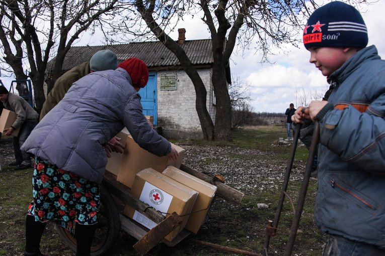 Семья в районе Углегорска после получения помощи от Красного Креста