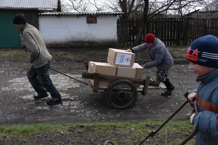 Семья в районе Углегорска после получения гумпомощи от Красного Креста