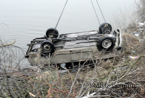 Машина, съехавшая в реку в Волынской области