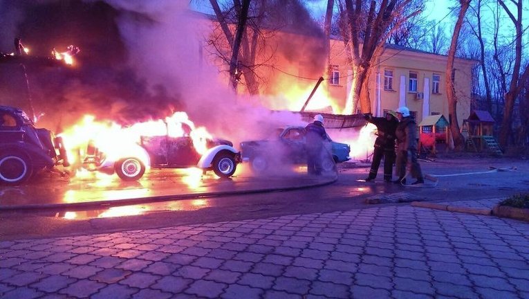 Сгоревшие ретро-автомобили в Одессе