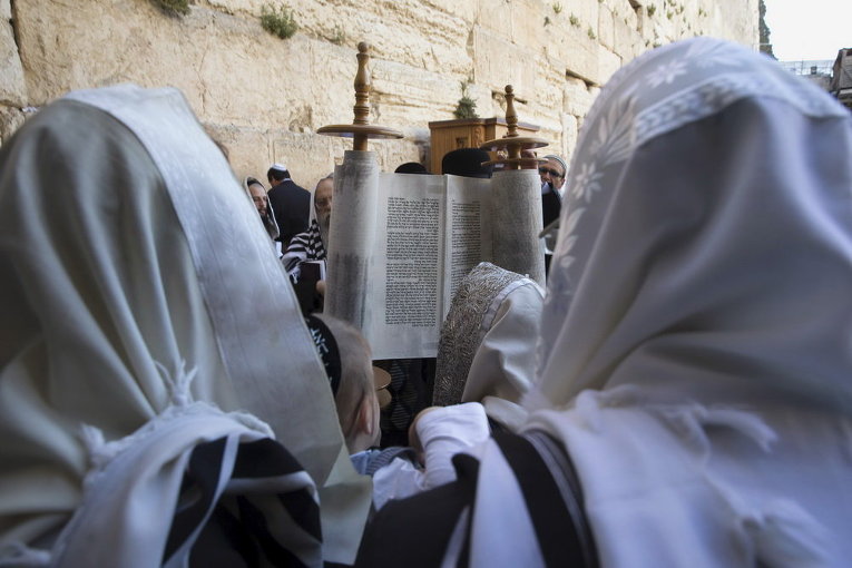 Еврейские верующие читают свиток Торы на Пасху