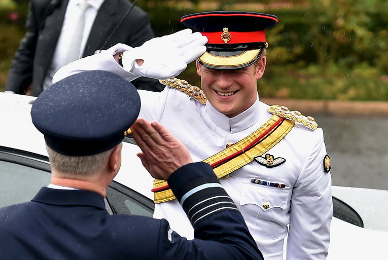 Британский принц Гарри приветствует начальника Сил обороны Австралии маршала авиации Марка Бинскина