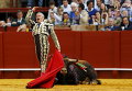 Испанский матадор Хосе Антонио Руис празднует убийство быка во время корриды в столице Андалусии Севилье