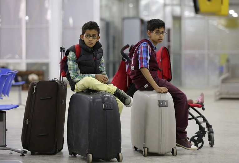 Мальчики ждут рейса в международном аэропорту Саны, где происходит эвакуация из Йемена