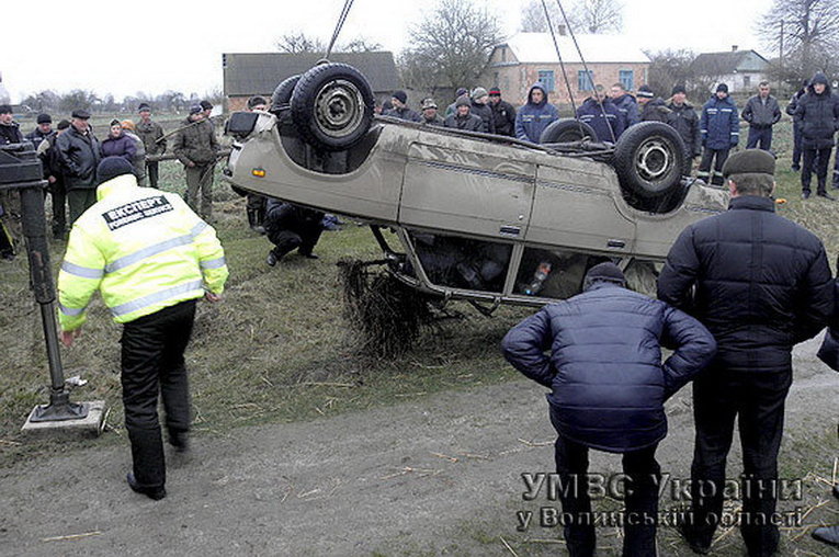 В Волынской области автомобиль упал с обрыва. Погибли отец и его сыновья