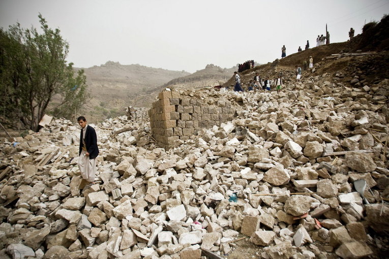 Разрушенные авиаударами дома близ Саны