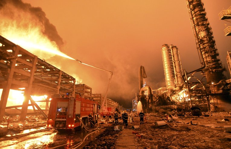 Пожар на нефтеперерабатывающем заводе в Китае