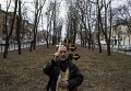 Православный священник во время поминовения жертв среди гражданского населения, погибших при обстреле в Донецке