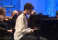Михаил Порошенко играет на рояле на концерте в Запорожье