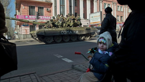 Ополченцы на танке в центре Донецка