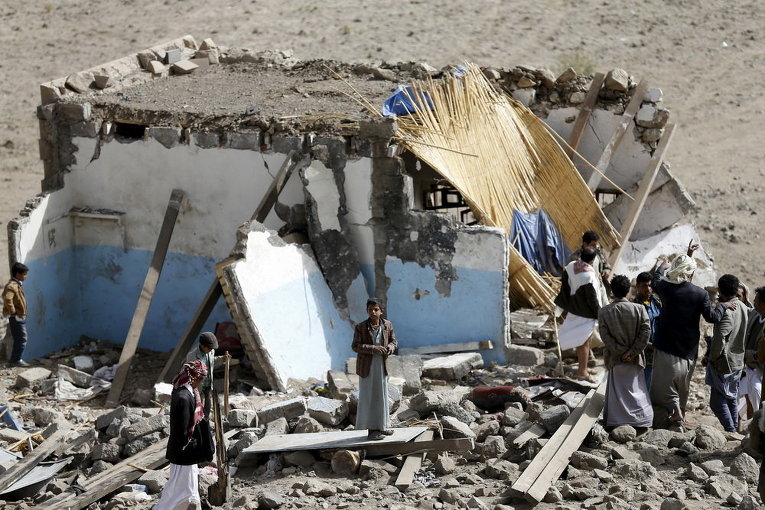 Разрушенные авиаударами дома близ Саны в Йемене