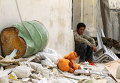 Сириец на пороге разрушенного дома