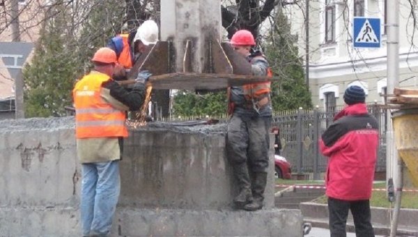 В Харькове восстановили стелу с флагом Украины