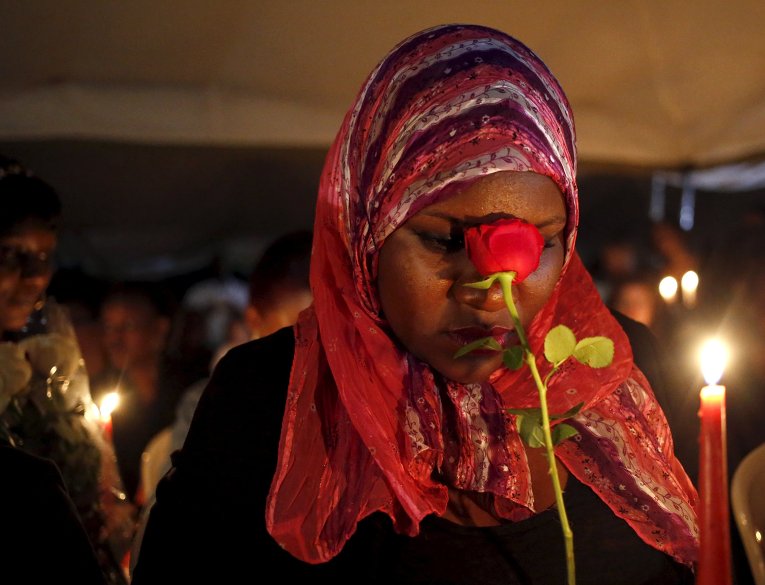В Кении почтили жертв теракта. Боевики группировки Аш-Шабаб совершили нападение на общежитие университета в кенийском городе Гарисса. В результате теракта погибли 147 человек, еще 79 человек были ранены.