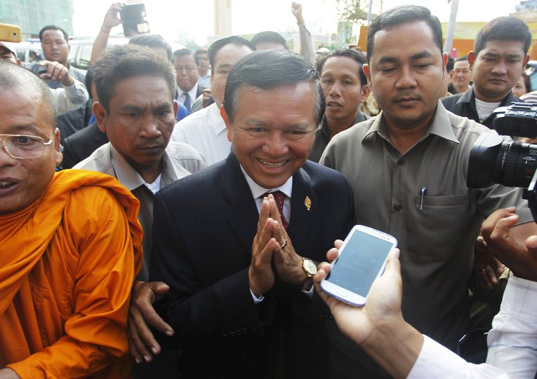 Кем Соху, вице-президент Камбоджи, прибыл в муниципальный суд. Его обвиняют в провокации насилия во время акций протеста в 2013 году