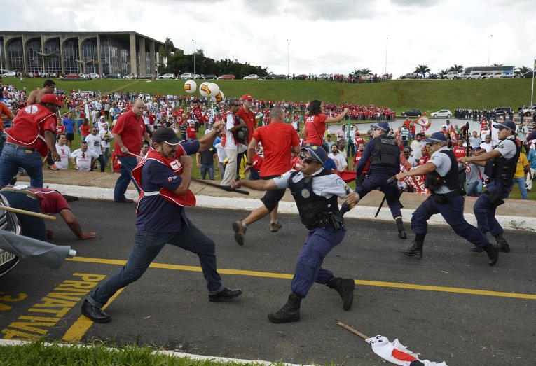 Участники акции протеста в Бразилии выступили против проекта закона, который разрешит предприятиям использовать внештатную рабочую силу.  Столкновения протестующих с полицией.