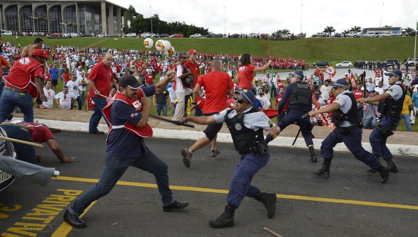 Участники акции протеста в Бразилии выступили против проекта закона, который разрешит предприятиям использовать внештатную рабочую силу.  Столкновения протестующих с полицией.