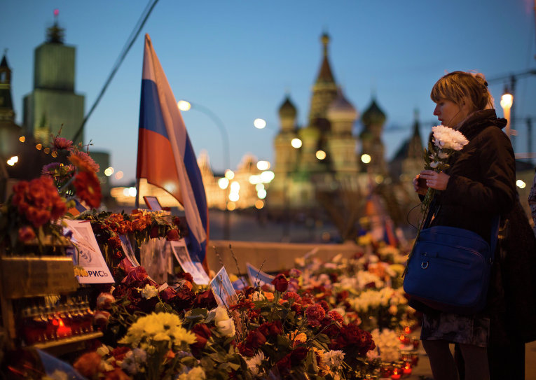 На месте гибели Бориса Немцова. Политик был убит четырьмя выстрелами в спину поздно вечером в пятницу, 27 февраля, на Большом Москворецком мосту в Москве.