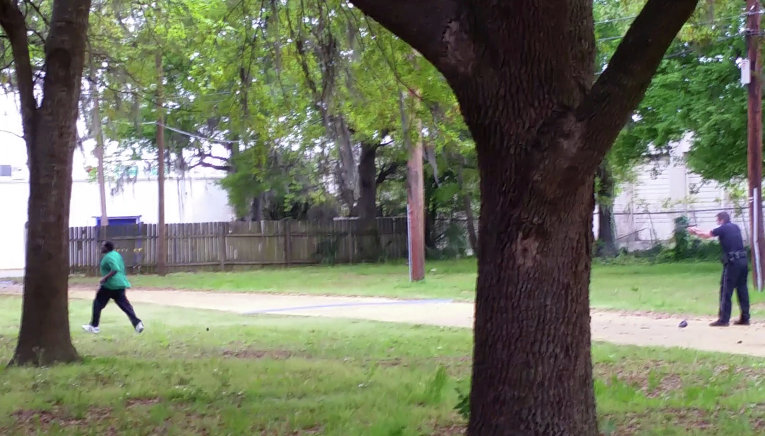 Скриншот с любительского видео - момент выстрела полицейского в чернокожего мужчину. В США властями штата Южная Каролина 7 апреля арестован и обвинен в убийстве 50-летнего чернокожего белый офицер полиции Майкл Слайгер