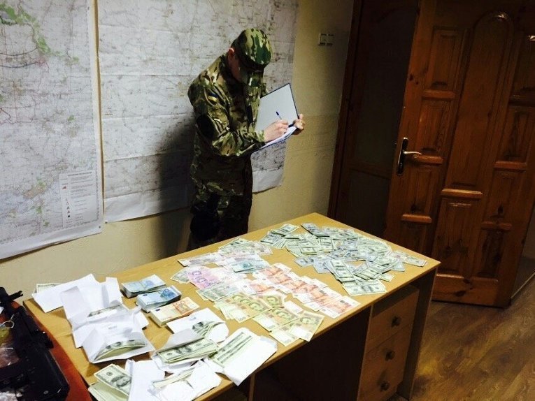 В Краматорске задержаны прокурор города и начальник городского отдела по борьбе с экономическими преступлениями. При обысках у них изъяты 2,7 миллиона гривен и 110 тысяч долларов США.